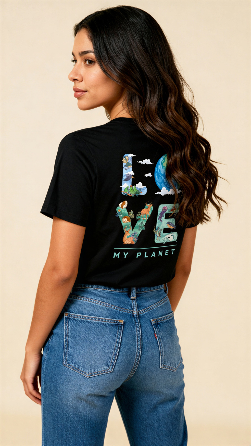 דוגמנית לובשת חולצת Love My Planet שחורה בגזרת יוניסקס מכותנה אורגנית