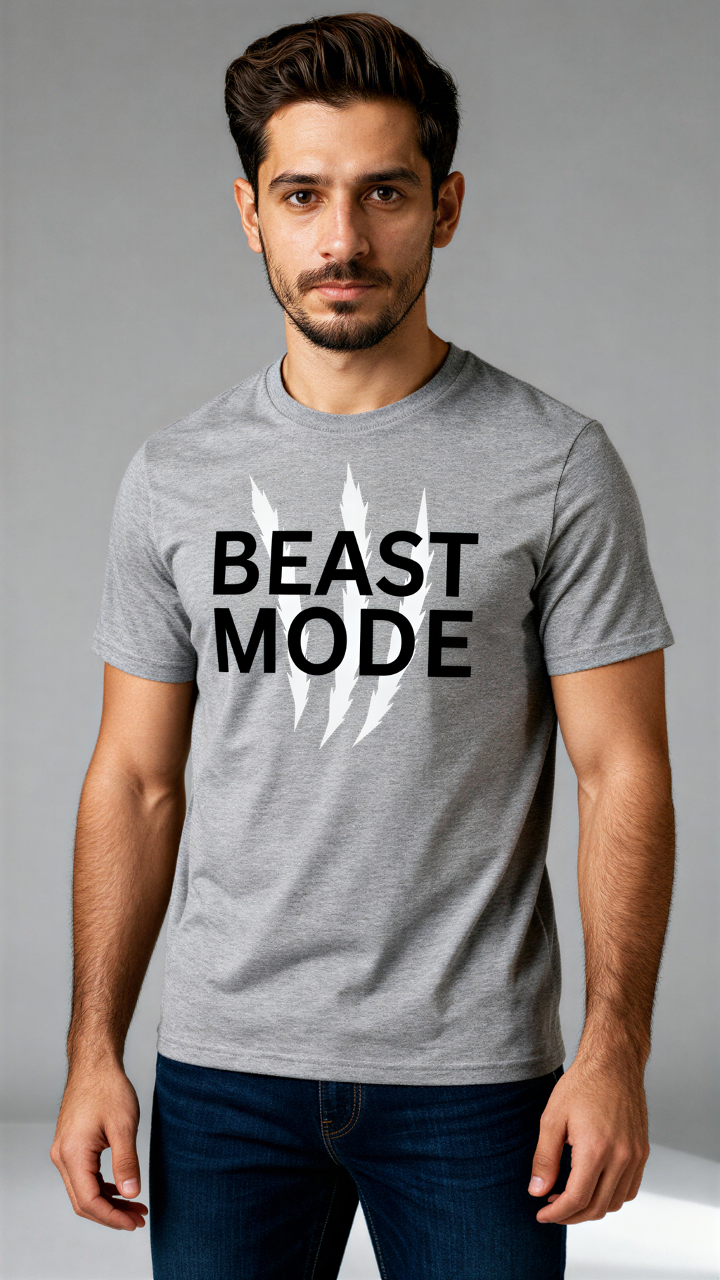 גבר לובש חולצת Beast Mode אפורה עם הדפס קרעים לבנים בחזית
