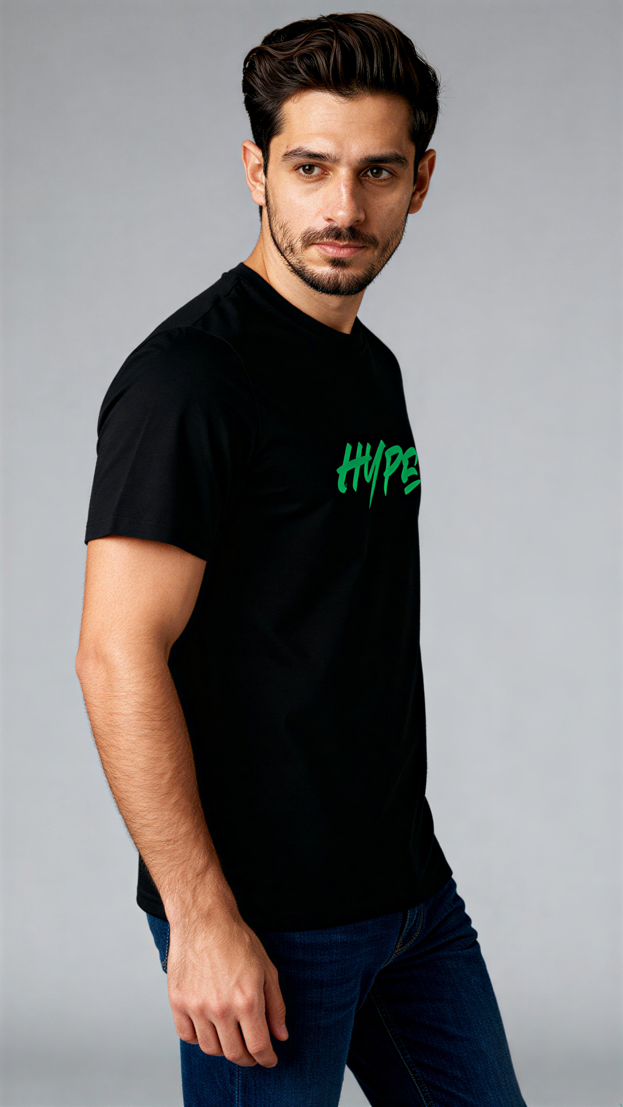 מבט צד של חולצת Hype שחורה לגברים עם הדפס קדמי