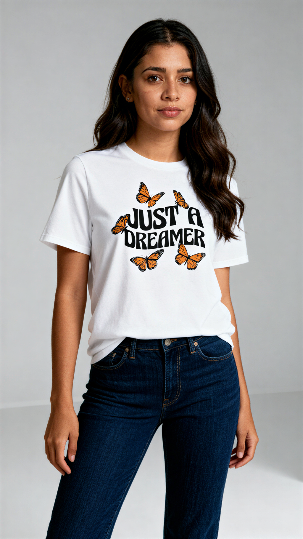 דוגמנית לובשת חולצת Just a Dreamer לבנה במבט קדמי